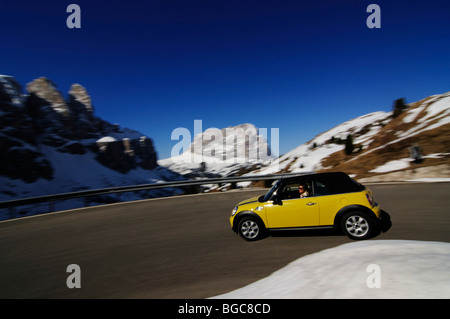 Mini Cooper am Grödner Joch, Alpine übergeben, Südtirol, Italien, Europa Stockfoto