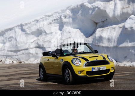 Mini Cooper auf der Rolle-Pass, Alpine übergeben, Südtirol, Italien, Europa Stockfoto