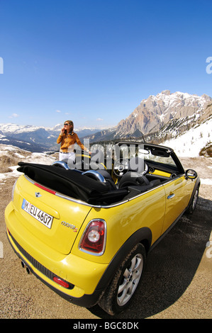 Frau mit Mini Cooper auf der Rolle-Pass, Alpine übergeben, Südtirol, Italien, Europa Stockfoto