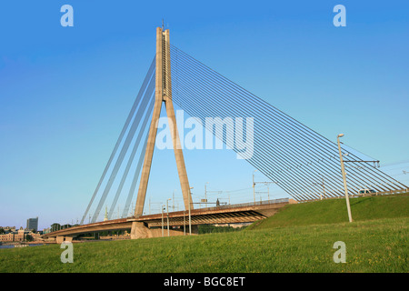 Die Vansu-Brücke über den Fluss Daugava in Riga, Lettland Stockfoto