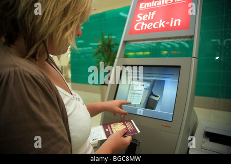 Self-check-und mit einem Pass-Scanner am Flughafen Dubai Stockfoto