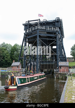 Eine schmale Boot betreten der Anderton Boot Lift verlassen die River Weaver, Anderton, Cheshire, England Stockfoto