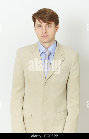 Der junge Mann in eine leichte Jacke - Vorderansicht Stockfoto