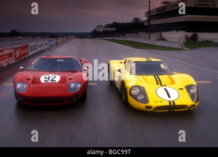 Ford GT40 MK1 und Ford GT40 Mk IV Road America befahren zu verfolgen. Stockfoto