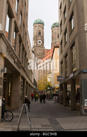 Sporerstrasse, Blick auf Frauenkirche (Kathedrale von unserer lieben Frau), München Stockfoto