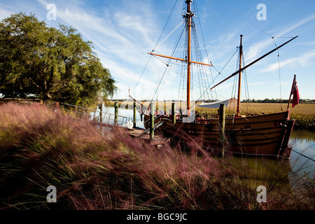 Eine Reproduktion des 17. Jahrhunderts Küsten Gewerbetreibenden das Abenteuer historische Charles Towne Landing, Charleston, SC. Stockfoto