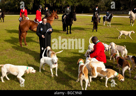 Segnung der Jagdhunden und Fox Jäger zu Beginn der Fuchs Jagd Saison Middleton Place Plantage in Charleston, SC Stockfoto