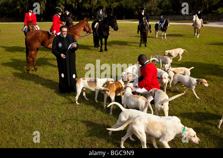 Segnung der Jagdhunden und Fox Jäger zu Beginn der Fuchs Jagd Saison Middleton Place Plantage in Charleston, SC Stockfoto