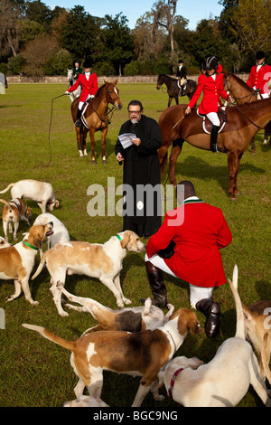 Segnung der Jagdhunden und Fox Jäger zu Beginn der Fuchs Jagd Saison Middleton Place Plantage in Charleston, SC Stockfoto