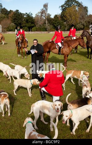 Segnung der Jagdhunden und Fox Jäger zu Beginn der Fuchs Jagd Saison Middleton Place Plantage in Charleston, SC Stockfoto