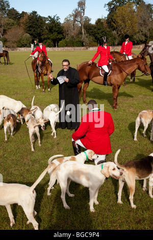 Segnung der Jagdhunden und Fox Jäger zu Beginn der Fuchs Jagd Saison Middleton Place Plantage in Charleston, SC Stockfoto