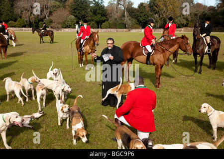 Segnung der Jagdhunden und Fox Jäger zu Beginn der Fuchs Jagd Saison Middleton Place Plantage in Charleston, SC Stockfoto