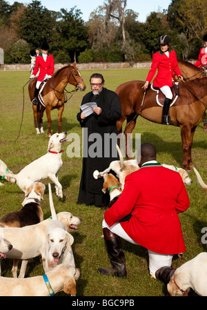 Segnung der Jagdhunden und Fox Jäger zu Beginn der Fuchs Jagd Saison Middleton Place Plantage in Charleston, SC Stockfoto