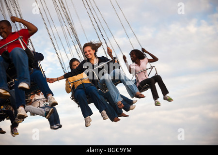 Ein paar genießt die Schaukel Fahrt an der Küste Fair South Carolina in Charleston, SC. Stockfoto