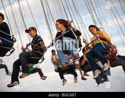 Ein paar genießt die Schaukel Fahrt an der Küste Fair South Carolina in Charleston, SC. Stockfoto