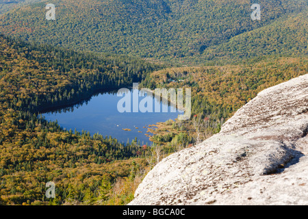 Einsame See aus Hi-Kanone Trail. Dieser Weg auf den Gipfel des Cannon Mountain in den White Mountains, New Hampshire USA Stockfoto