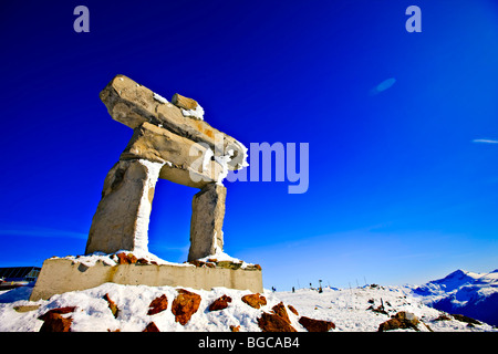 Großer Stein Inukshuk - Ilanaaq (das Emblem der Olympischen Winterspiele Vancouver 2010) auf Whistler Mountain (2182 m/7160 Füße), Stockfoto