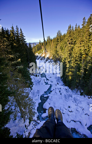 Blick von der Zipline über den Fitzsimmons Creek zwischen Whistler und Blackcomb Mountains, Ziptrek Ecotours Zipline Touren und Stockfoto