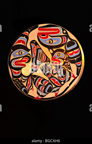 Native Art Drum von Trevor Hunt mit Wildman (Pugwis) und der Schwertwal. Stockfoto