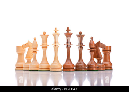 Schach - schwarze und weiße Schachfiguren isoliert auf weißem Hintergrund Stockfoto