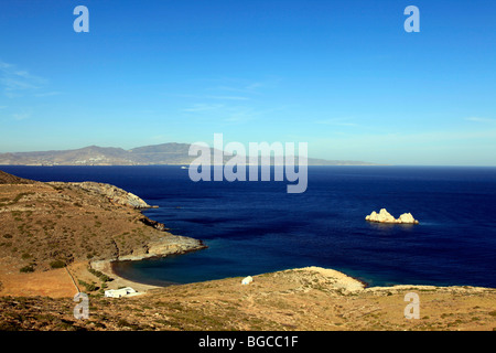 Griechenland-Kykladen-Sikinos Blick auf St. Georges bay mit Ios in der Ferne Stockfoto
