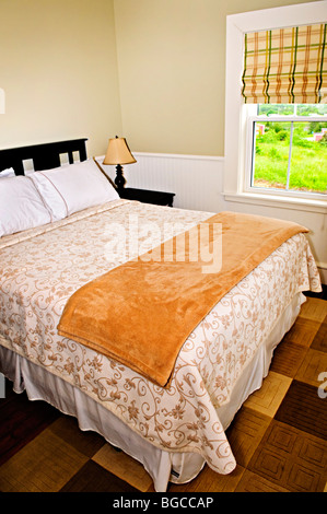 Schlafzimmer Innenraum mit bequemen Queensize-Bett mit Blick Stockfoto