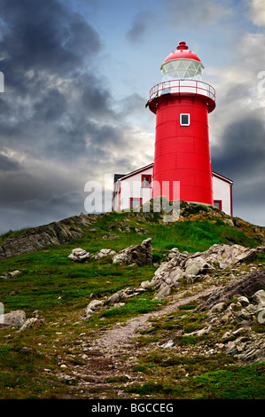 Roten Leuchtturm auf Hügel gegen Gewitterhimmel in Ferryland Neufundland Stockfoto