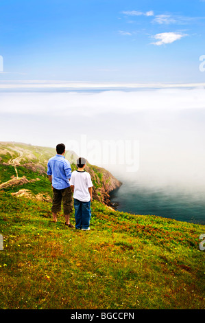 Vater und Sohn auf der Suche im nebligen Ocean View in Neufundland Stockfoto