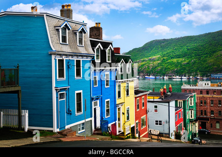 Straße mit bunten Häusern in der Nähe von Meer in St. John's, Neufundland, Kanada Stockfoto