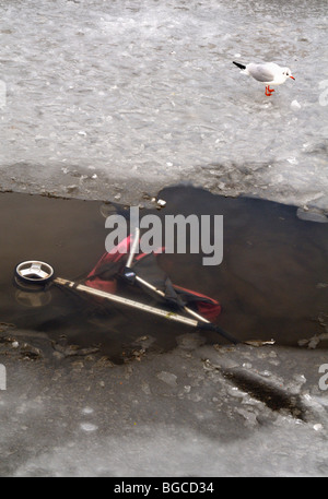 Kinderwagen im eisigen Wasser aufgegeben. Stockfoto