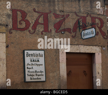 Zahnarztpraxis in spanischer Sprache auf eine alte Bazar Gebäude in der zentralen Hochland von Morelia, Michoacan Staat Mexiko unterzeichnet Stockfoto