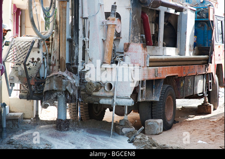 Bohren einer Bohrung für Wasser in der indischen Stadt Puttaparthi, Andhra Pradesh, Indien Stockfoto