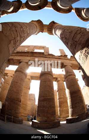 Säulen der großen Säulenhalle aus Bezirk des Amun-Re in Karnak-Tempel-Komplex Stockfoto
