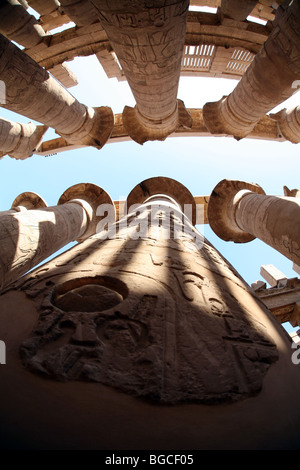 Säulen der großen Säulenhalle aus Bezirk des Amun-Re in Karnak-Tempel-Komplex in Ägypten Stockfoto