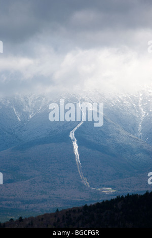 Mount Washington während der Frühlingsmonate in Gewitterwolken vom Gipfel des mittleren Zuckerhut verschlungen. Das Hotel liegt in Bethlehem, New Hampshire, USA Stockfoto