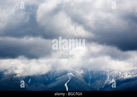 Mount Washington während der Frühlingsmonate in Gewitterwolken vom Gipfel des mittleren Zuckerhut verschlungen. Das Hotel liegt in Bethlehem, New Hampshire, USA Stockfoto