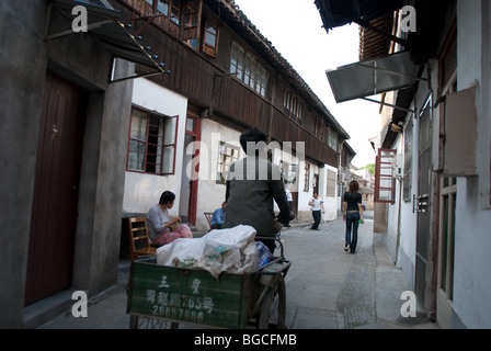 Menschen auf der Straße in der alten Stadt, Zhujiajiao, China Stockfoto