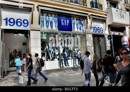 Paris, Frankreich, Crowd People Walking Clothes Shopping, Storefront, „Gap Store“ auf der Avenue Champs-Elysées, Pariser Straßenszene, Schnelligkeit, Straßen Stockfoto