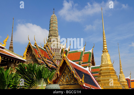 Thailand; Bangkok; Grand Palace; Wat Phra Kaew Dach Detail und goldene Chedi Stockfoto