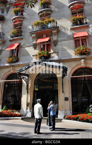 Paris, Frankreich - Luxushotels, außen, Eingang, "Hotel Plaza Athenée", Front-Fassade, "Avenue Montaigne" Menschen draußen Stockfoto