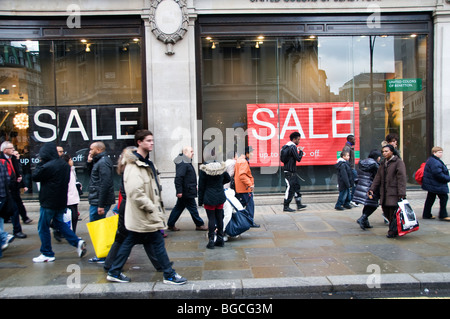 Oxford Street: Boxing Day 2009 Umsatz. Menschen zu Fuß vorbei an Verkauf Zeichen Stockfoto