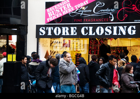 Oxford Street: Boxing Day 2009 Umsatz. Menschenmenge vor einem Geschäft mit ein Schild mit der Aufschrift Shop schließen Stockfoto