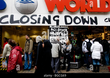 Oxford Street: Boxing Day 2009 Umsatz. Menschen zu Fuß vorbei an einen Shop mit Schließung Zeichen. Stockfoto