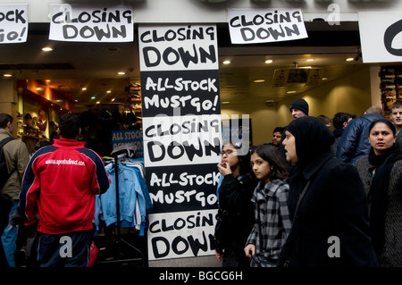 Oxford Street: Boxing Day 2009 Sales.People vorbei an einen Shop mit Schließung Zeichen. Stockfoto