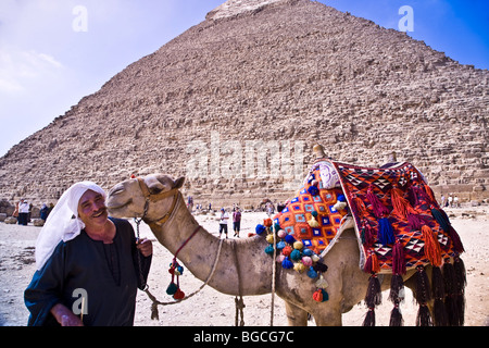 Ein Mann und sein Kamel (und es gibt viel Zuneigung) zu den Pyramiden von Gizeh in der Nähe von Kairo Stockfoto