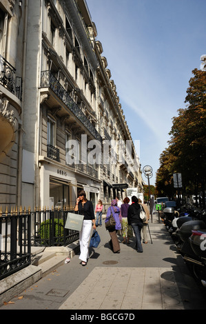 Paris, Frankreich, Luxuskleidung einkaufen, Frau läuft, telefoniert, Einkaufstaschen tragen, 'Avenue Montaigne', Fassadengebäude pariser Geschäft, Stockfoto