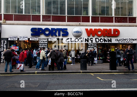 Oxford Street: Boxing Day 2009 Sales.People vorbei an einen Shop mit Schließung Zeichen. Stockfoto