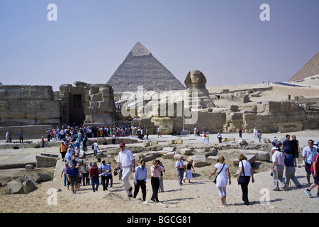 Menschenmassen Stau am Eingang auf der Website von der großen Sphinx in der Nähe der Pyramiden von Gizeh am Stadtrand von Kairo Ägypten Stockfoto