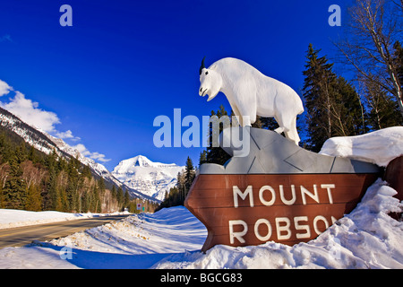 Eine Bergziege Statue oben auf ein Zeichen für Mount Robson Provincial Park entlang der Yellowhead Highway # 16 mit Mount Robson (3954 me Stockfoto