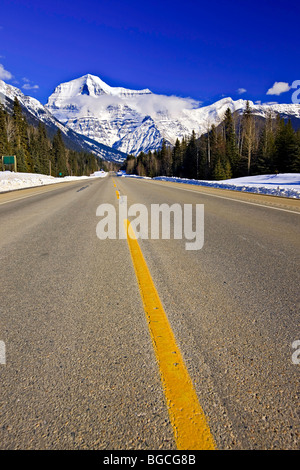 Yellowhead Highway # 16 führt in Richtung der schneebedeckten Mount Robson (3954 m/12972 Fuß) im Mount Robson Provincial Park, B Stockfoto